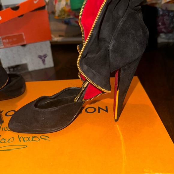 Louis Vuitton Black Suede Trimmed Pumps - Picture 7 of 12